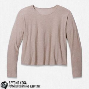 BEYOND YOGA FEATHERWEIGHT MORNING LIGHT CROPPED LONG SLEEVE TEE IN SOFT UMBER M